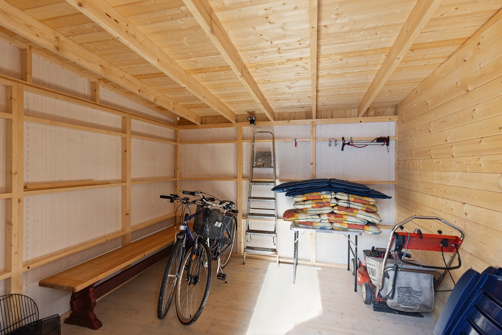 Uthuset fra 2019 rommer to boder og gir rikelig med lagringsplass for ski og utstyr. Galleribilde