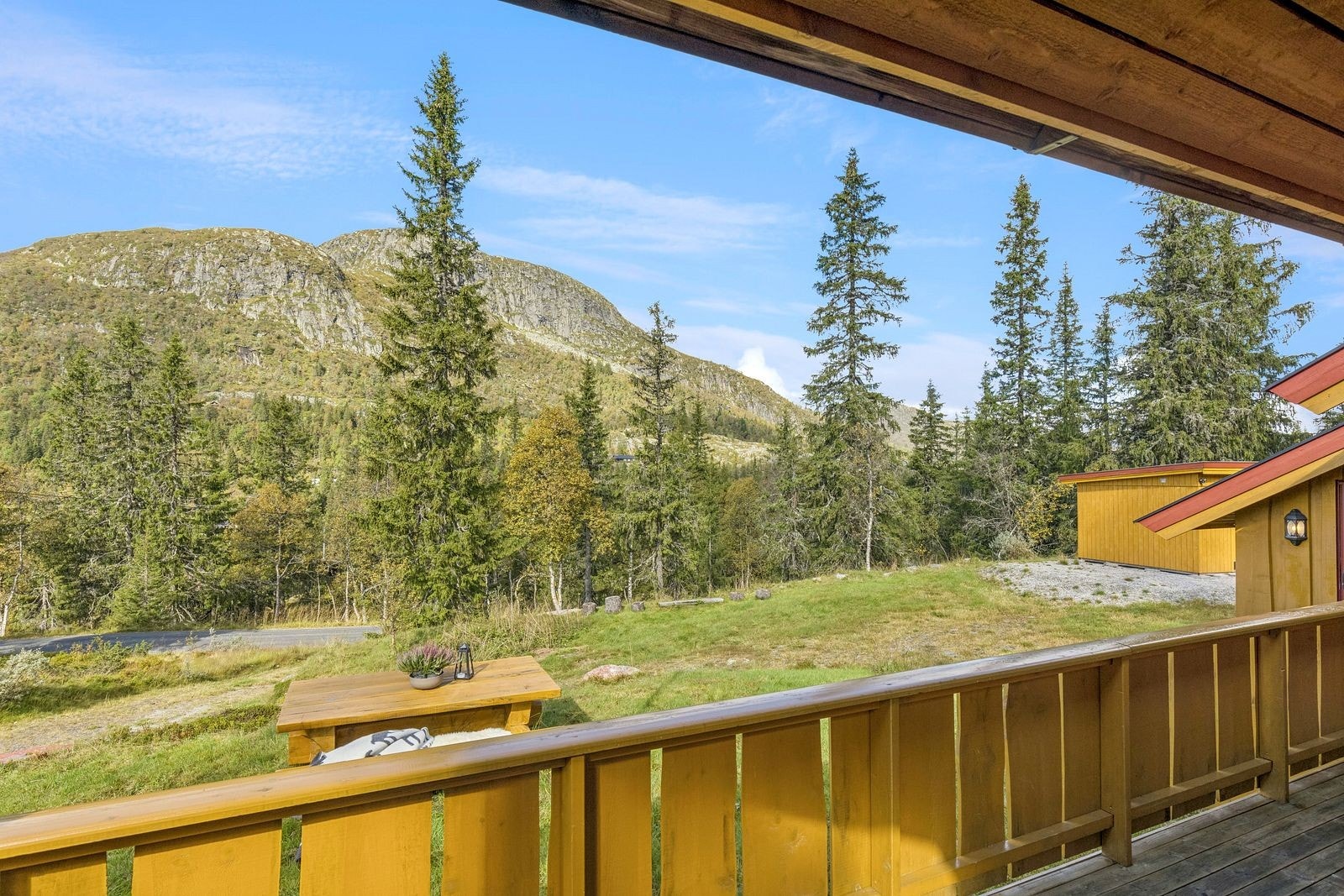 Nyt utsikten og stillheten fra egen tomt. Galleribilde