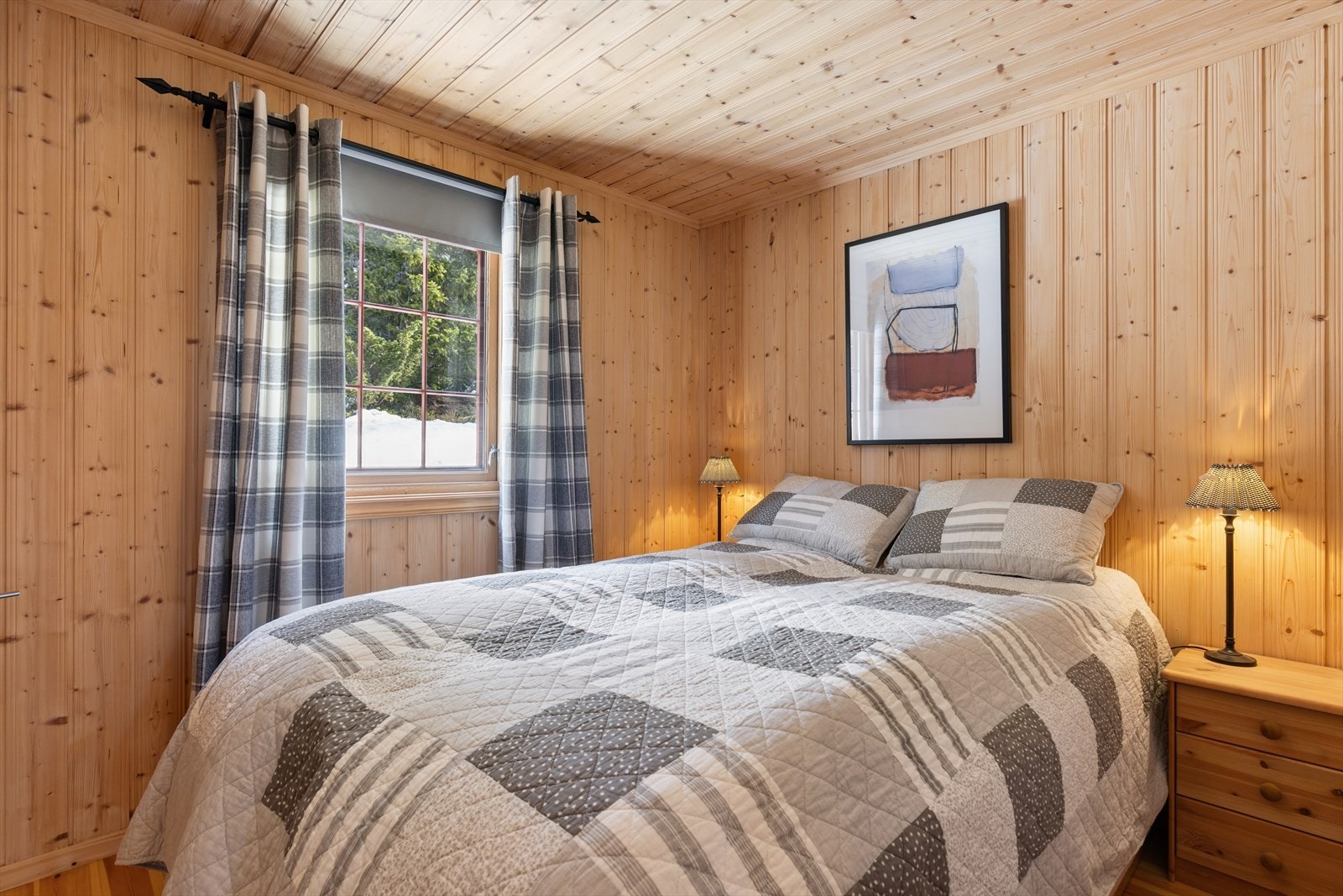 Hytta har tre soverom, alle med panel på vegger og tak. Hovedsoverommet har plass til dobbeltseng og tilhørende nattbord. Galleribilde