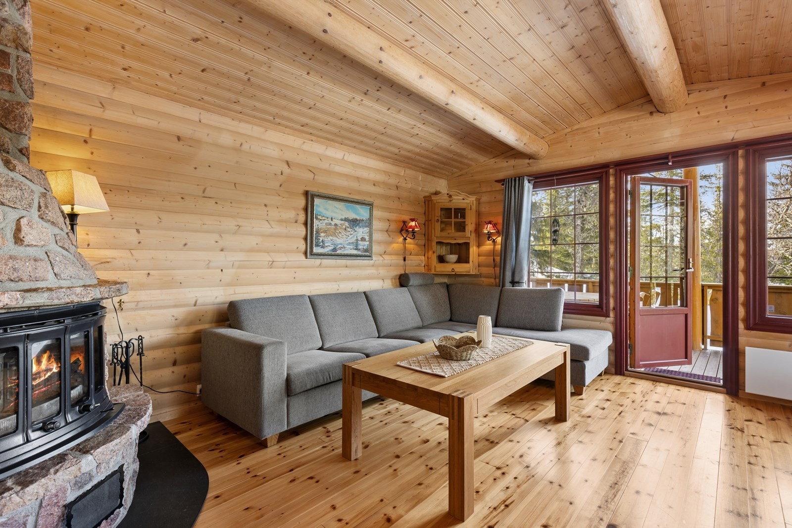 De store vindusflatene slipper inn rikelig med naturlig lys og skaper en luftig og behagelig atmosfære. Galleribilde