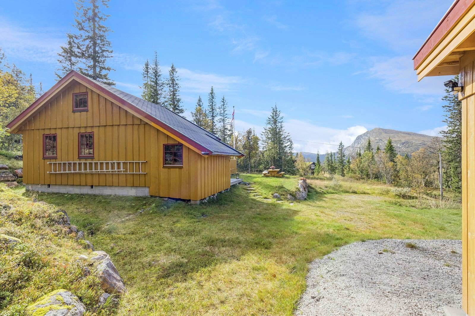 Fra eiendommen er det flott utsyn mot fjellene. Galleribilde
