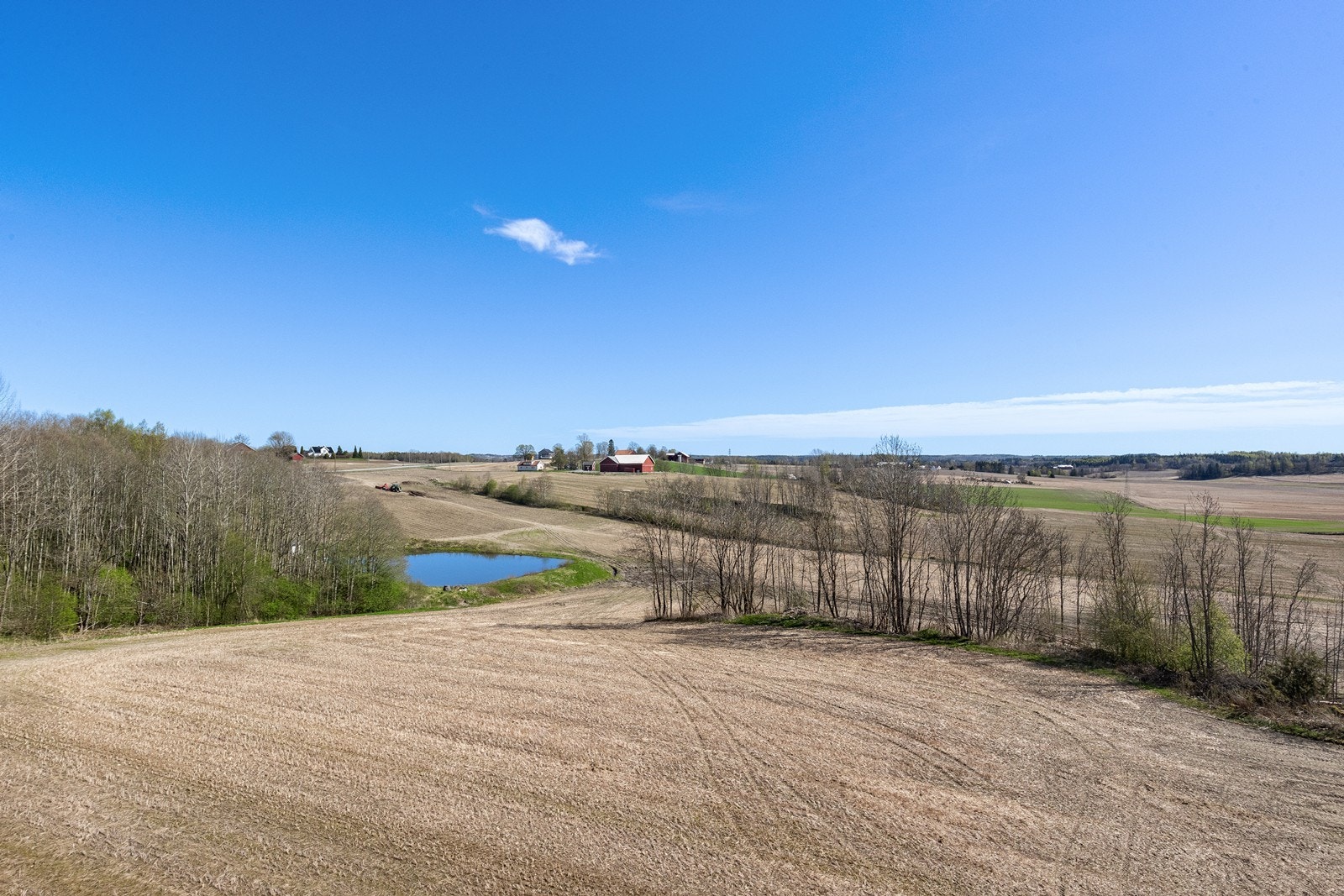 Turveier snor seg gjennom landskapet, forbi idylliske tjern og jorder. Galleribilde