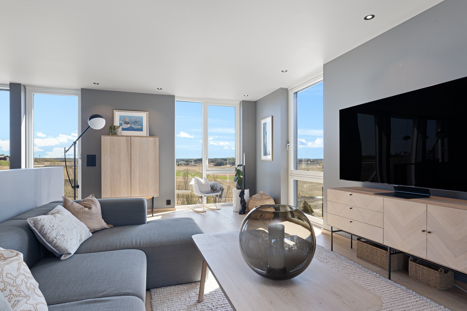 Store vinduer på flere sider av rommet gir en fantastisk romfølelse og panoramautsikt. Galleribilde