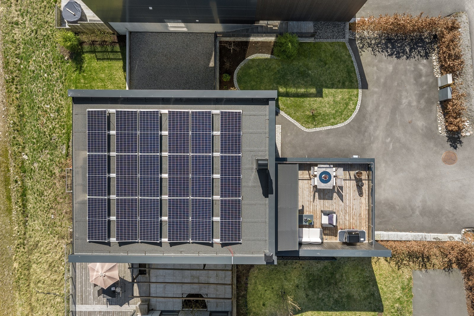 Boligen er utstyrt med solcellepanel på taket, balansert ventilasjon og sentralstøvsuger, som sikrer lave driftskostnader og høy komfort. Galleribilde