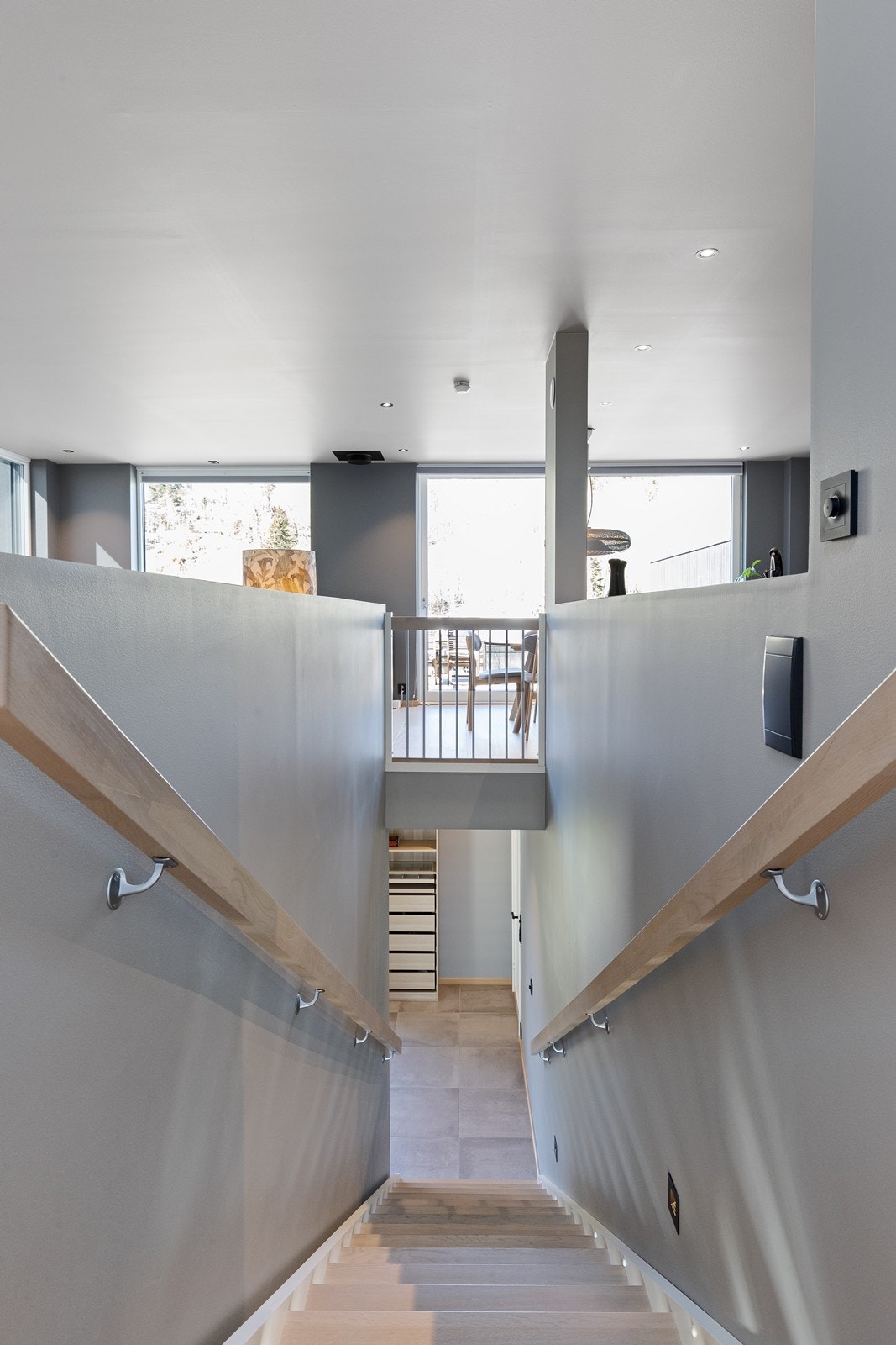 Trappen leder opp til boligens sosiale hjerte i andre etasje. Galleribilde