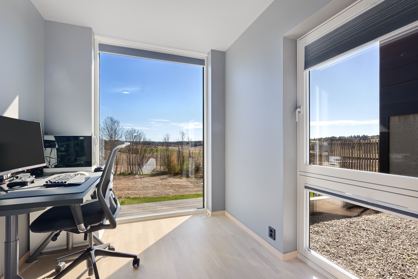 Rommet egner seg også ypperlig som hjemmekontor, med store vinduer som gir godt arbeidslys. Galleribilde
