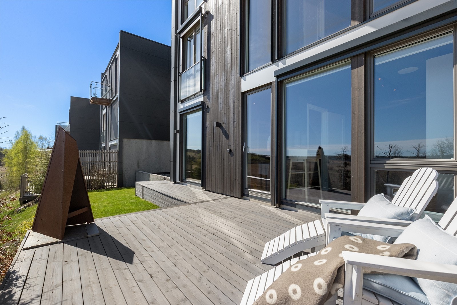Den østvendte markterrassen utenfor underetasjen gir en skjermet og privat uteplass. Galleribilde