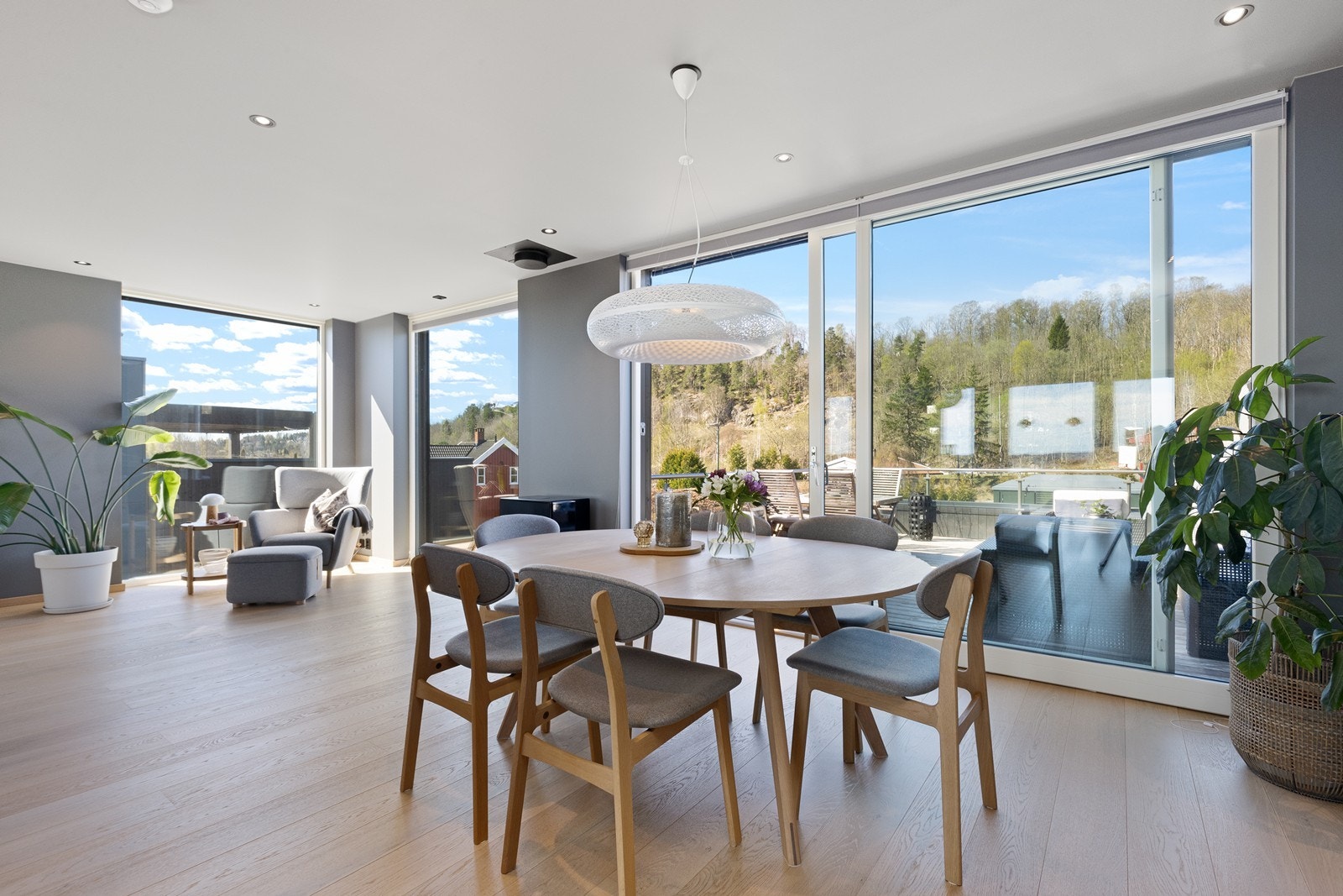 Fra spisestuen er det direkte utgang til den store, vestvendte takterrassen via en heve-skyvedør. Galleribilde