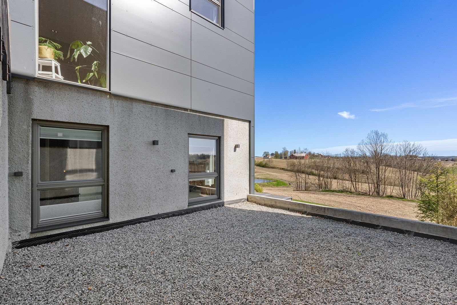 Uteområdet er pent opparbeidet med plen, beplantning og gruslagte flater. Galleribilde