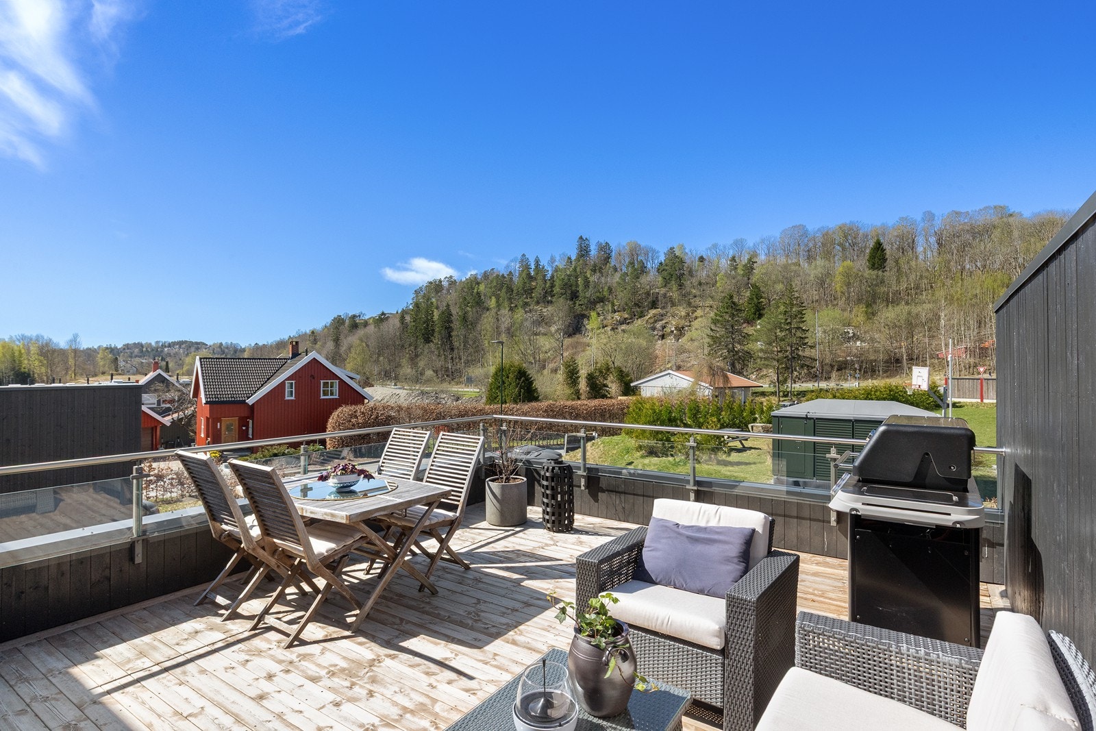 Den vestvendte takterrassen på ca. 26 m² er en fantastisk forlengelse av stuen på varme dager. Galleribilde