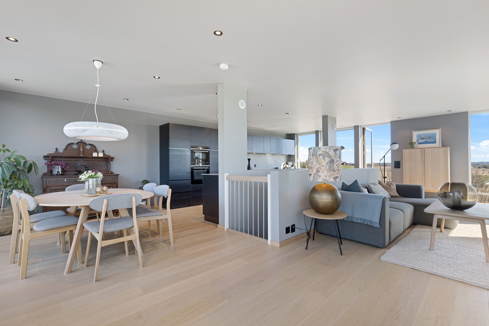 Flott familiebolig med lys og luftig planløsning. Galleribilde
