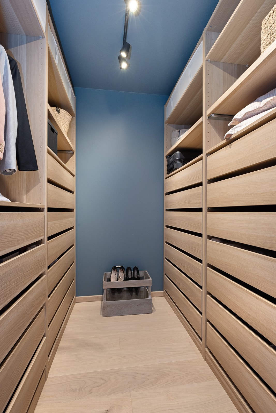 Soverommet har direkte tilknytning til både eget bad og en romslig walk-in-garderobe. Den separate garderoben er innredet med et arealeffektivt system som gir god oversikt og utnytter plassen maksimalt. Galleribilde