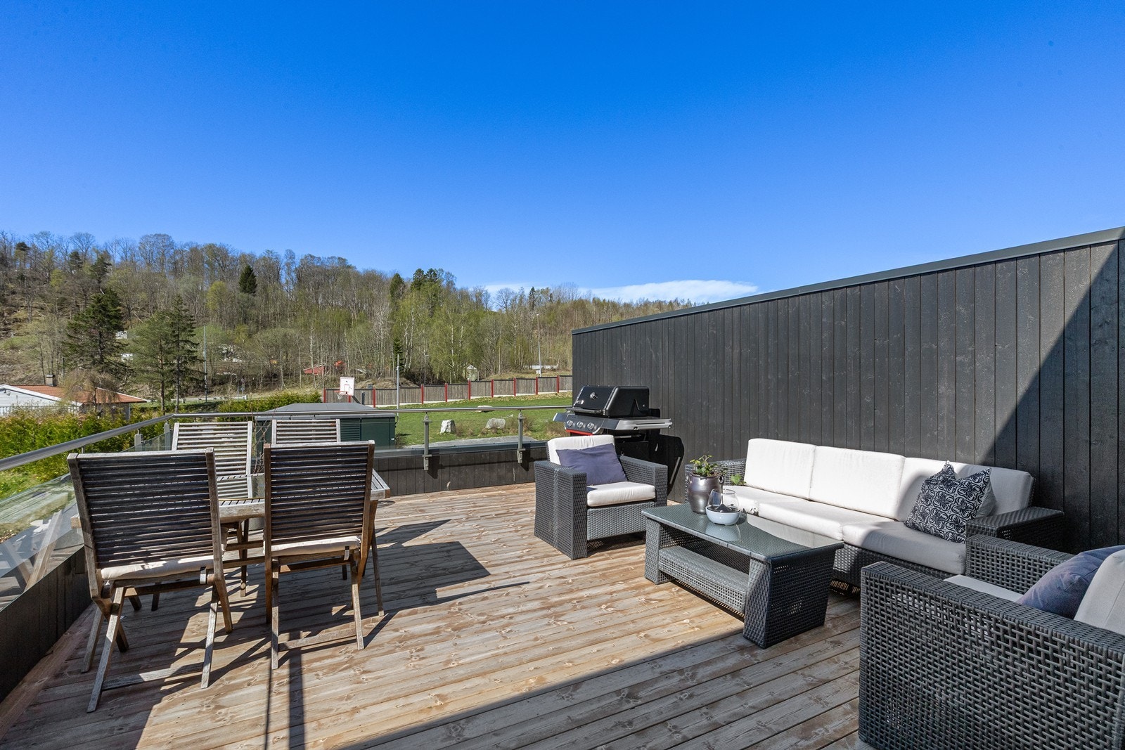 Her er det god plass til både sittegruppe og spisebord, perfekt for sosiale sammenkomster. Galleribilde