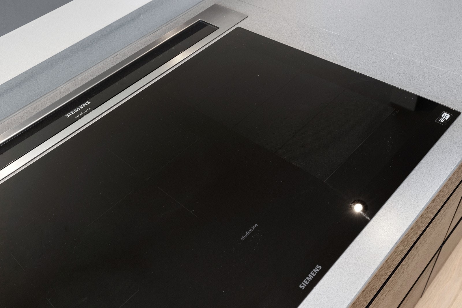 Induksjonstoppen fra Siemens StudioLine har integrert ventilator som trekker dampen ned, en elegant og effektiv løsning. Galleribilde