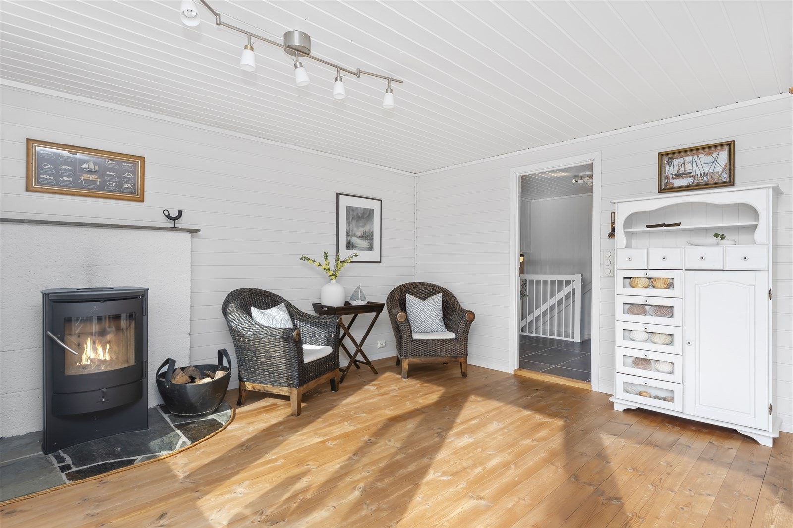 Stue med vedovn for kalde vinterkvelder Galleribilde