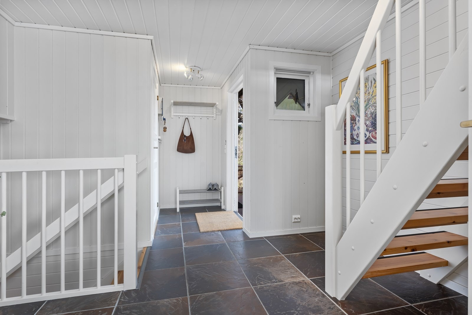 Velkommen inn i romslig, flislagt gang Galleribilde