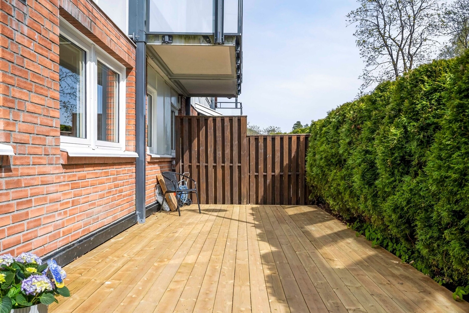 Dette lys leilighet beliggende i 1 etasje med en markterrasse på hele 23 kvm. Galleribilde
