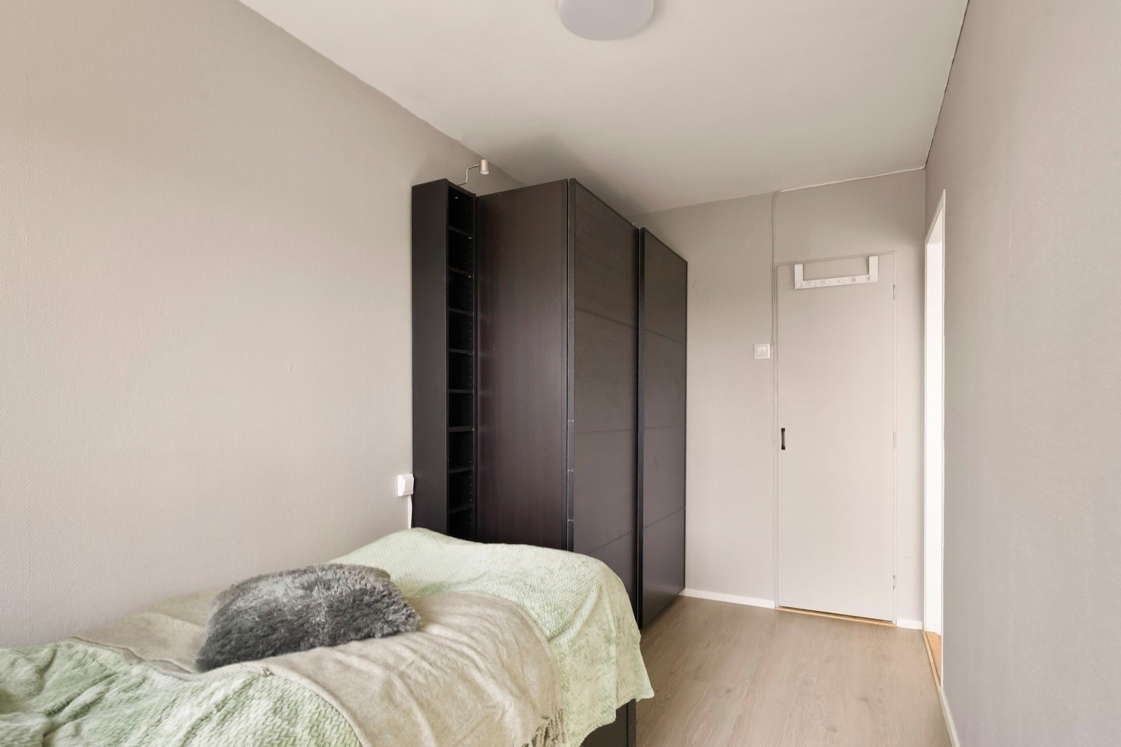 Fra soverommet er det adkomst til en innvendig bod som passer perfekt til oppbevaring eller walk-in closet. Galleribilde