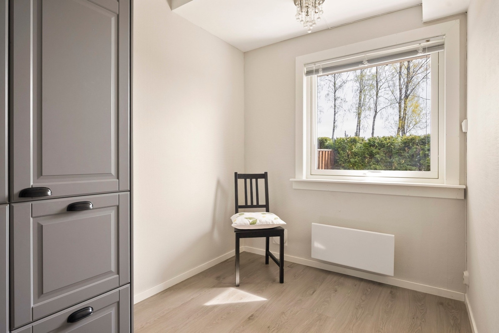 På kjøkkenet er det plass til et spisebord. Galleribilde