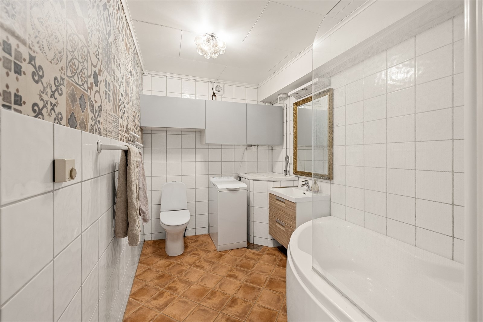 Badet er helfliset og har elektrisk gulvvarme som gir god komfort. Galleribilde
