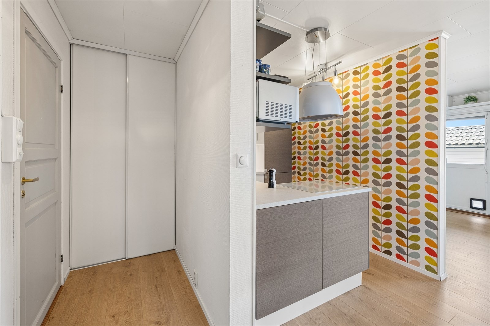 Leiligheten har en praktisk skyvedørsgarderobe i gangen. Galleribilde