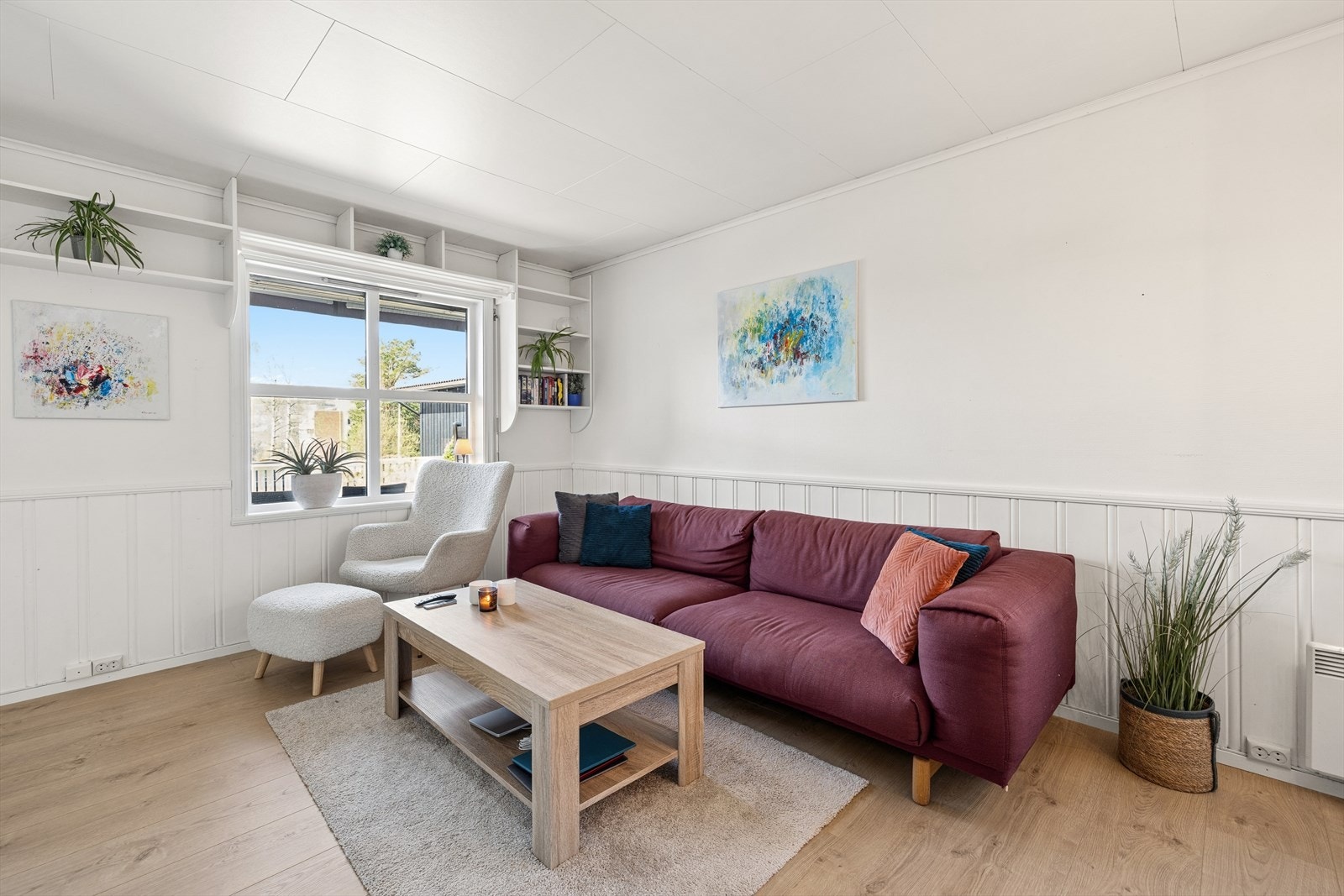 Leiligheten er gjennomgående og har laminatgulv og lyse vegger. Galleribilde