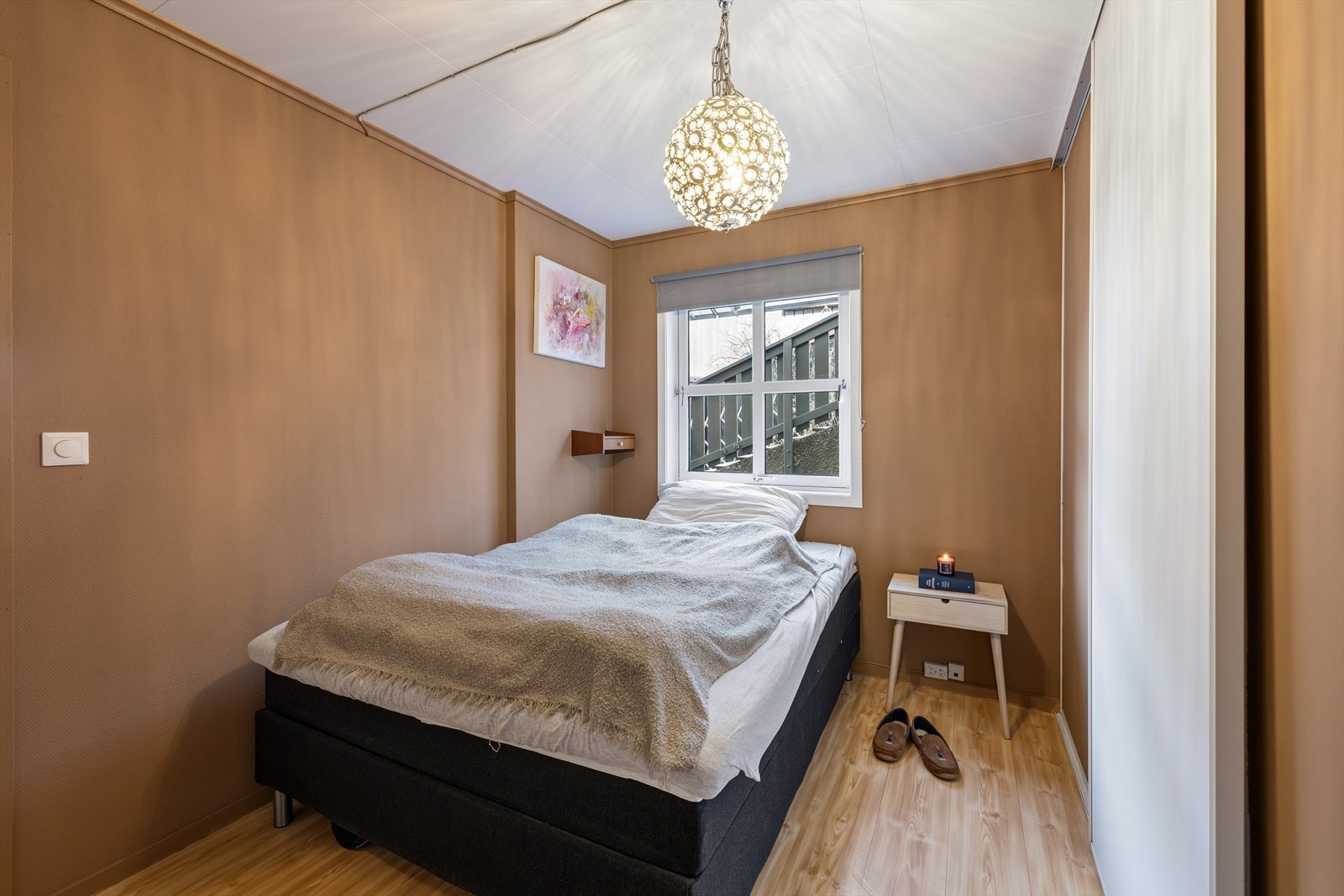 Soverommet har plass til seng og nattbord, og vindu med 2-lags isolerglass. Galleribilde
