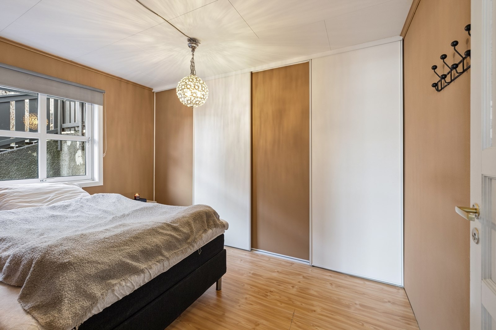 Soverommet er utstyrt med en romslig skyvedørsgarderobe for effektiv oppbevaring. Galleribilde