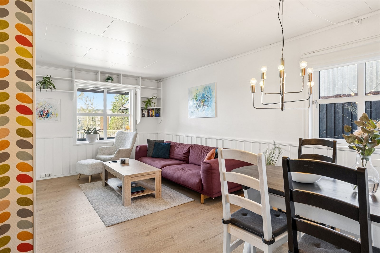 Gjennomgående laminatgulv og lyse, malte platevegger i oppholdsrommene. Galleribilde