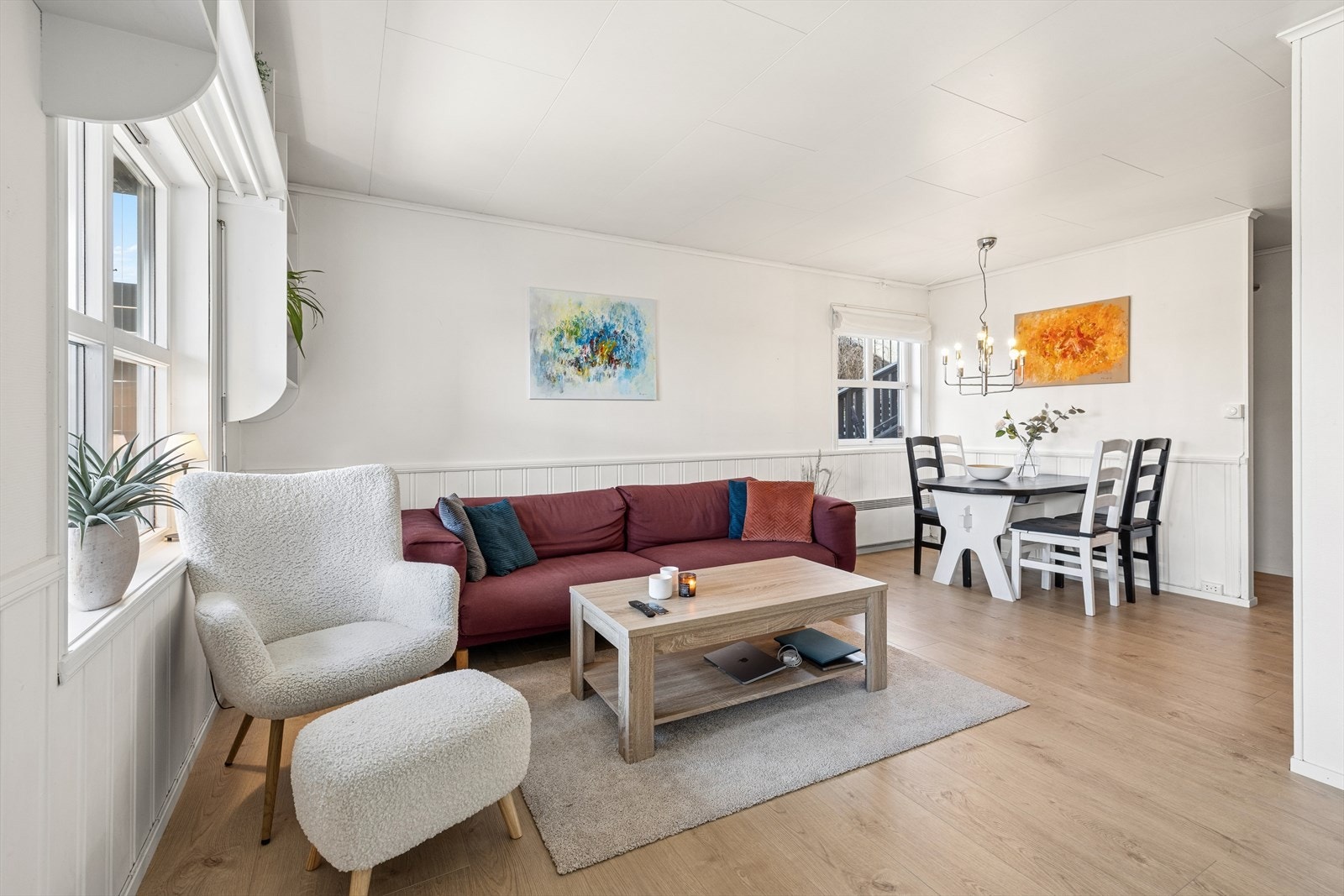 Stuen har god plass til både sofagruppe og en egen spisedel. Galleribilde