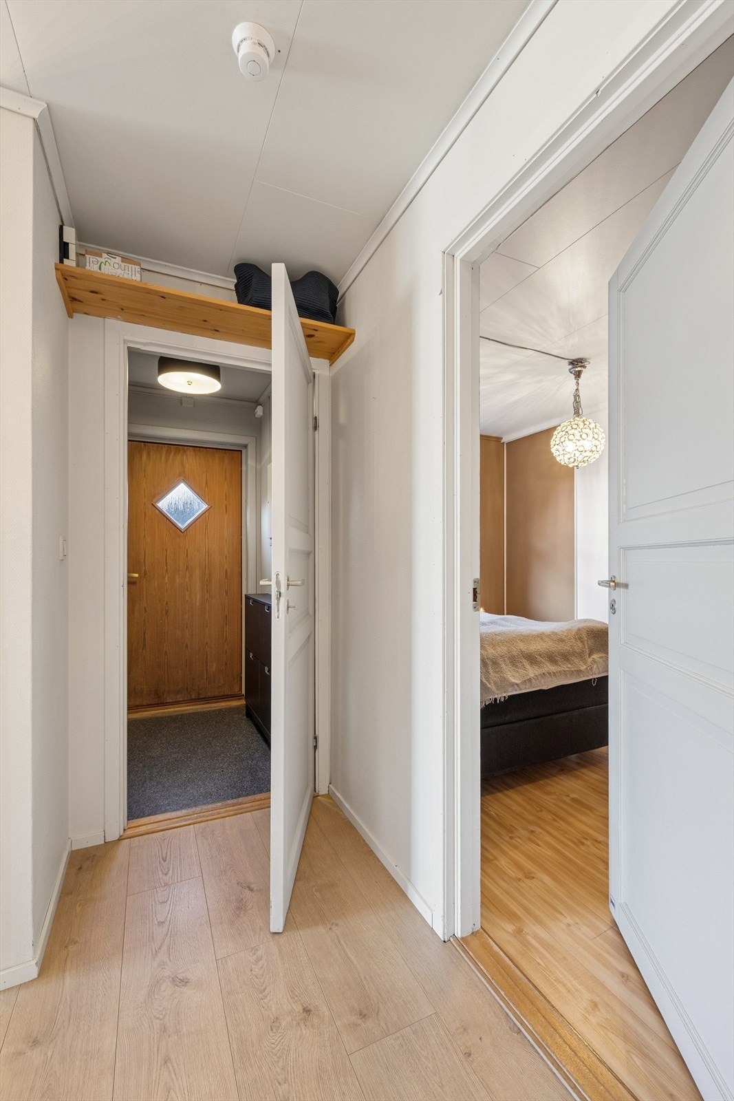 Fra gangen er det adkomst til soverom, bad og leilighetens oppholdsrom. Galleribilde