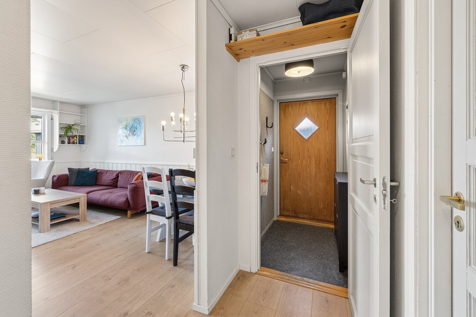 Entréen har plass til oppbevaring av yttertøy og sko. Sikringsskapet er plassert her. Galleribilde