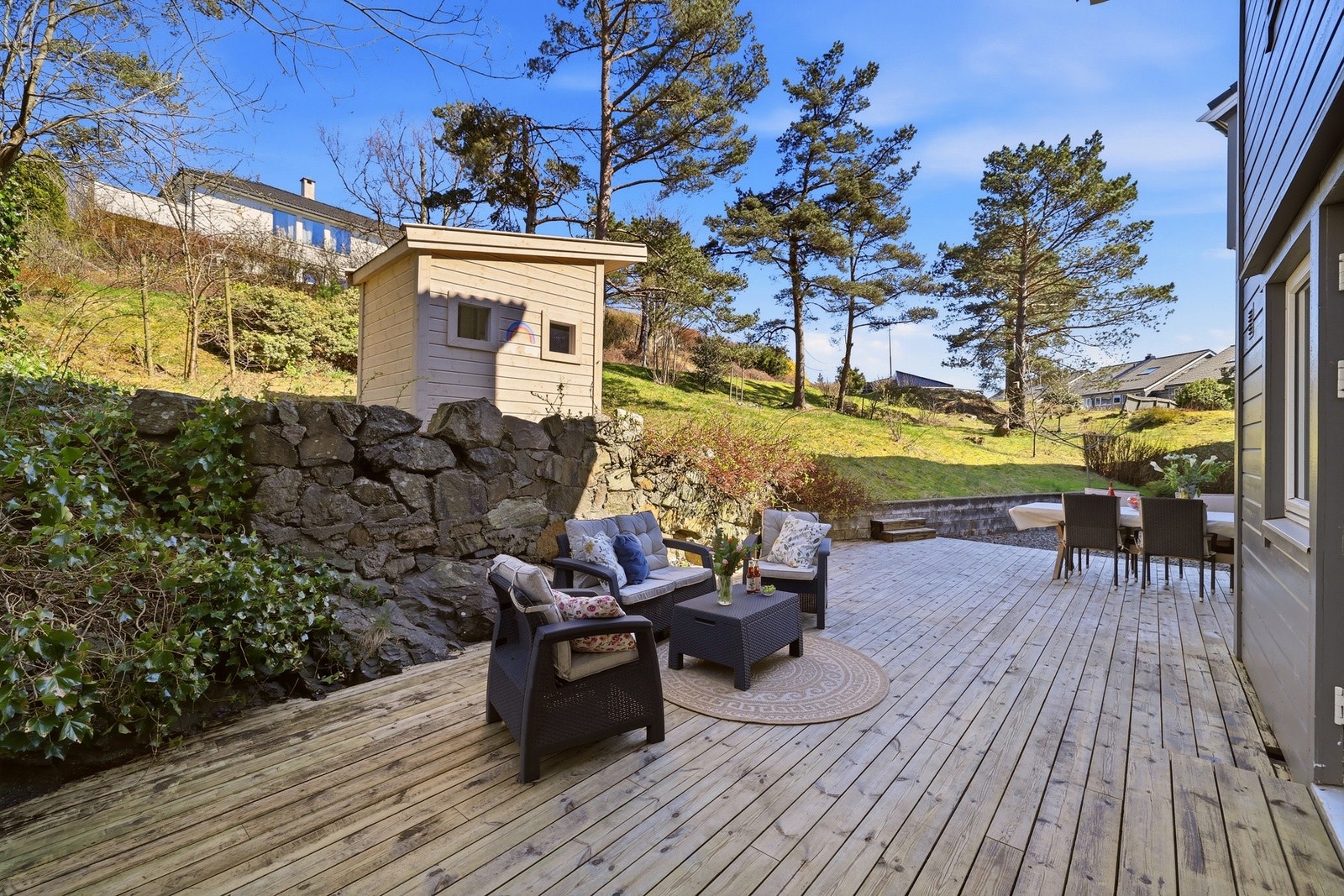 Romslig nordvendt terrasse på over 50 kvm med god plass til flere møbelgrupper. Galleribilde