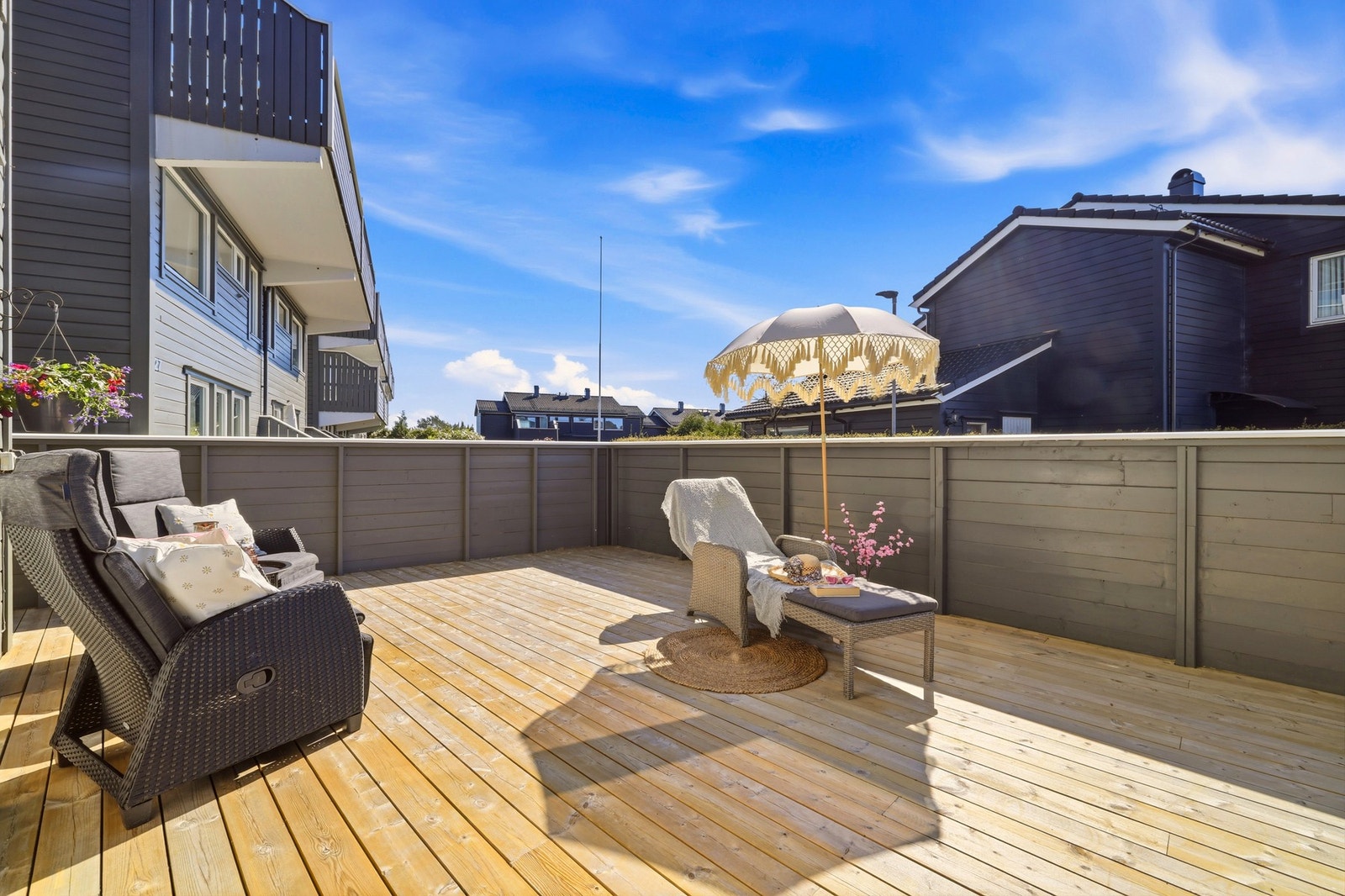 Sørvendt terrasse på over 30 kvm med gode solforhold Galleribilde