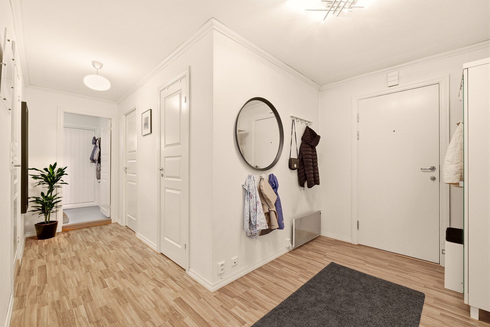 Velkommen inn! Romlig gang med knagger og oppheng. I tillegg er det tilkomst til et flott garderoberom Galleribilde