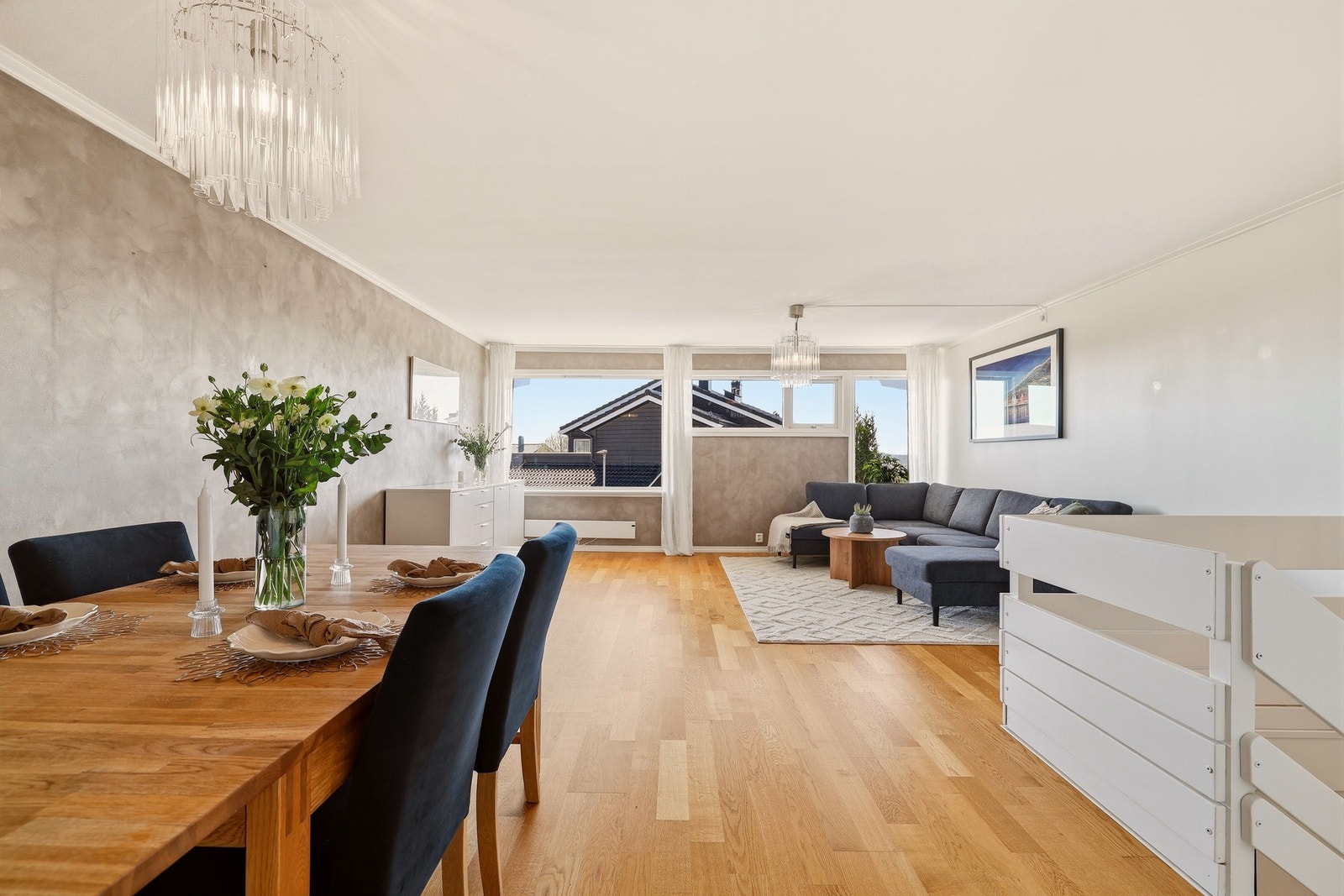 Romslig stue på ca. 36 m² med gode møbleringsmuligheter og lyse overflater. Galleribilde