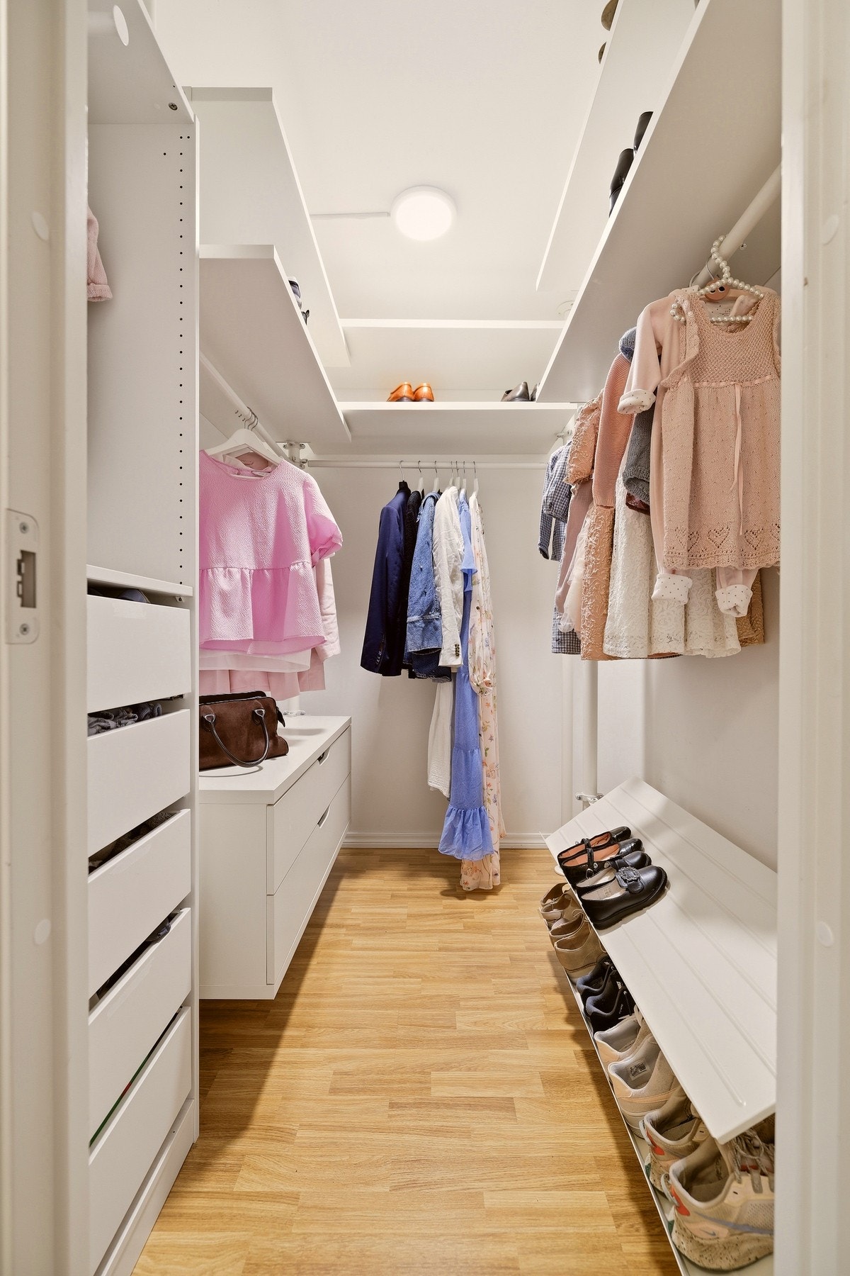 Flott "walk in" garderobe med smarte løsninger. Galleribilde