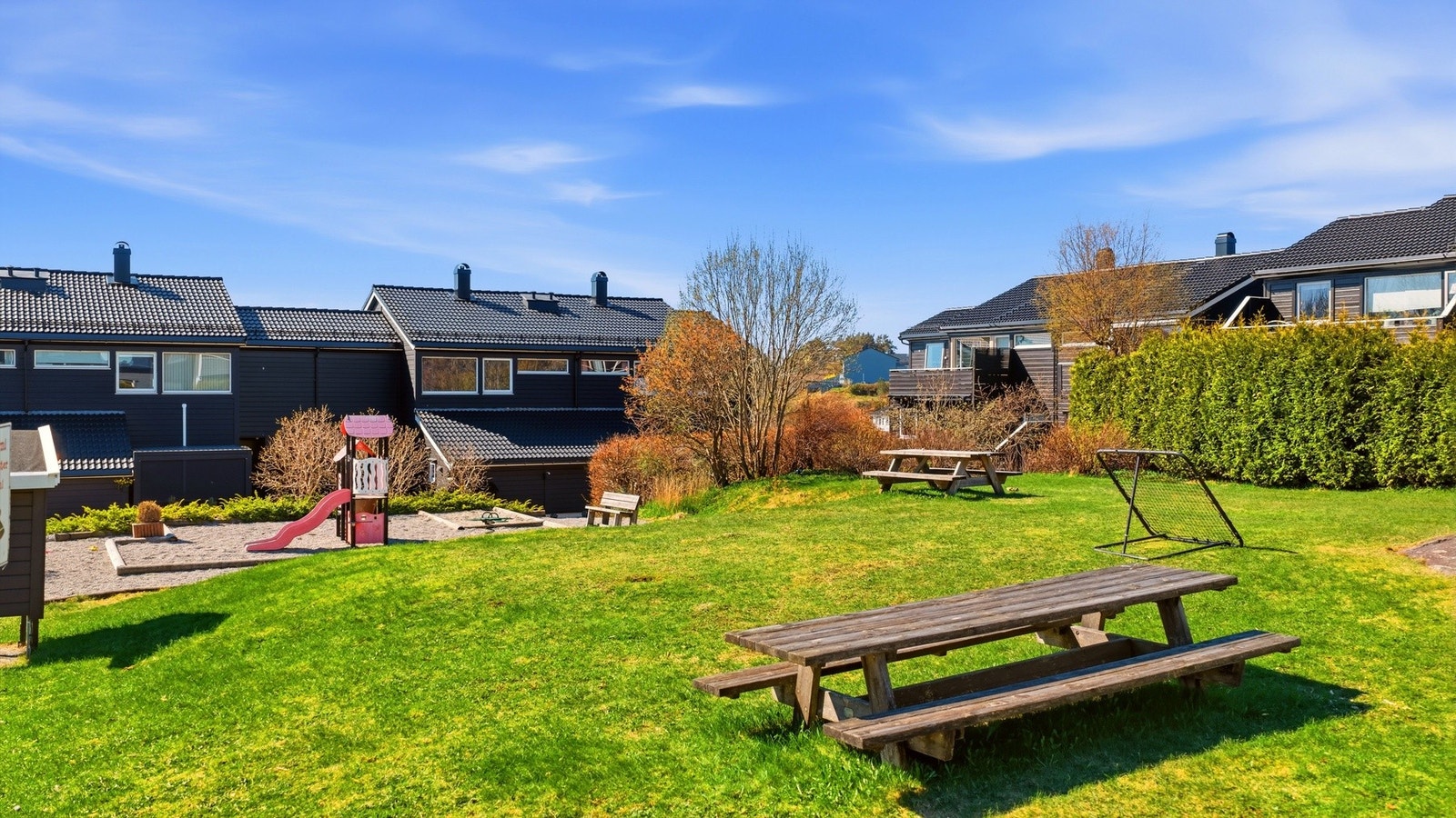 Frodig og skjermet fellesareal i borettslaget. Fin plass å samles med naboer Galleribilde