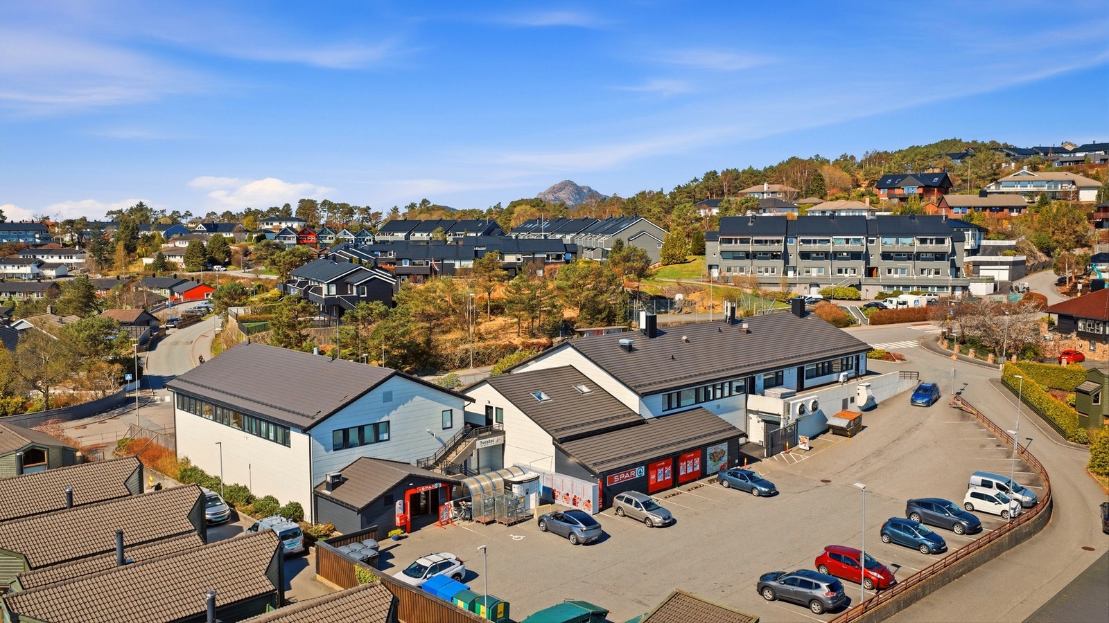 Nærbutikken Spar med både post i butikk og ferskvaredisk, finner du like "over gaten". Galleribilde