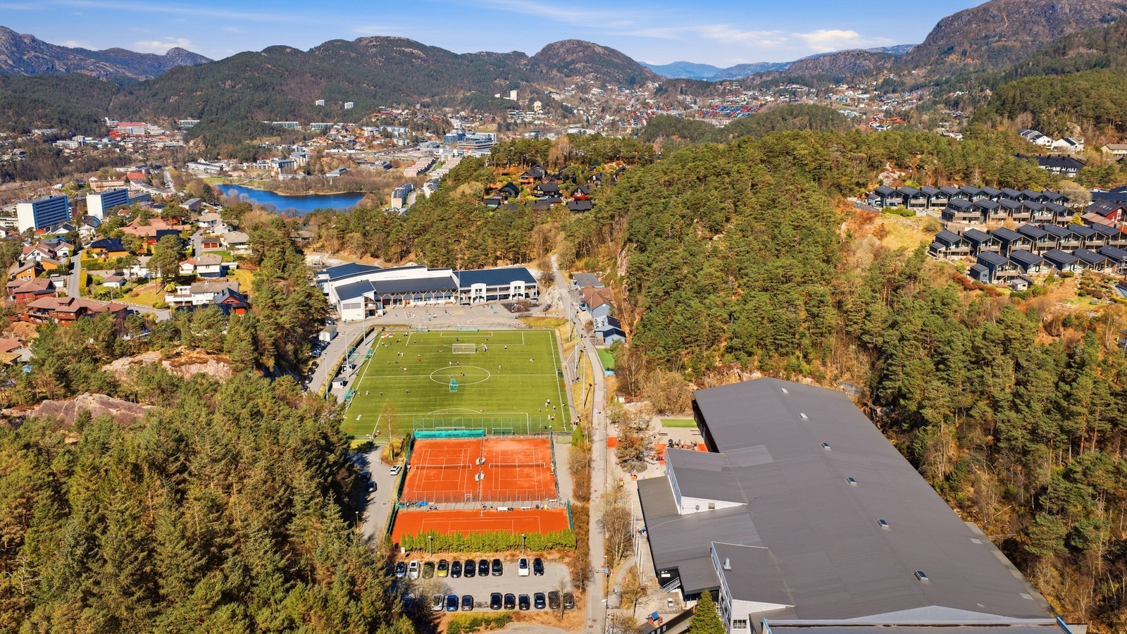Kort vei til Fjellsdalen skole, fotballbane, treningssenter, og racket senter Galleribilde