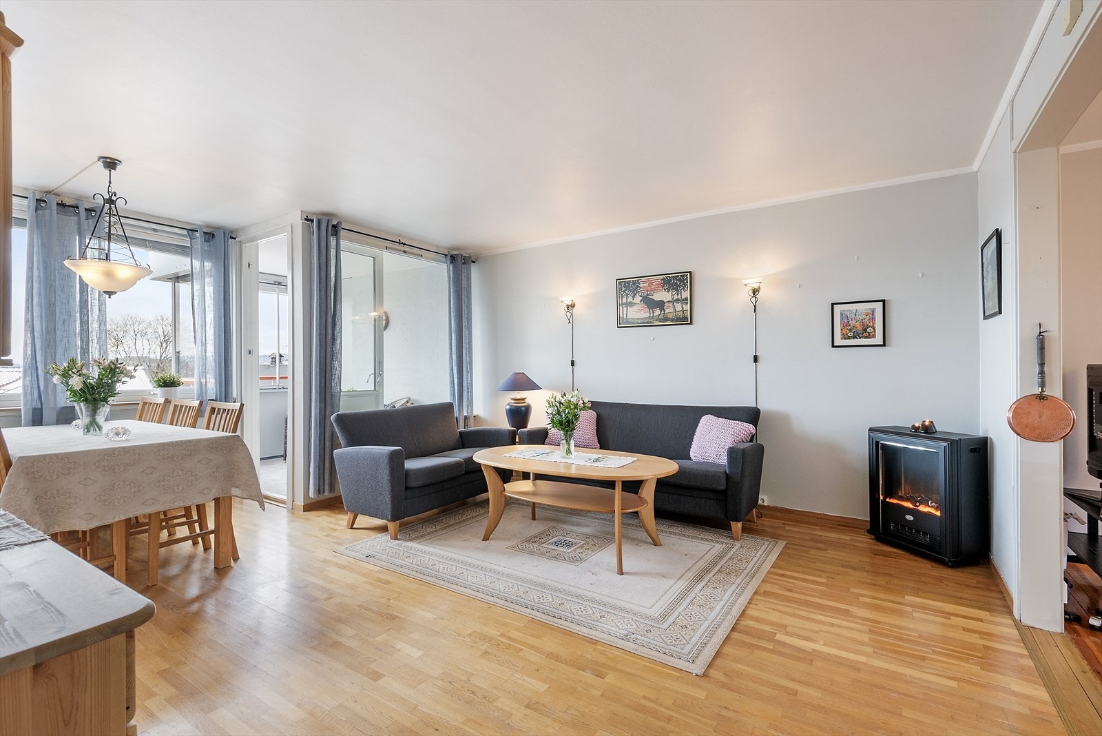 Plass til både sofa og spisebord. Galleribilde