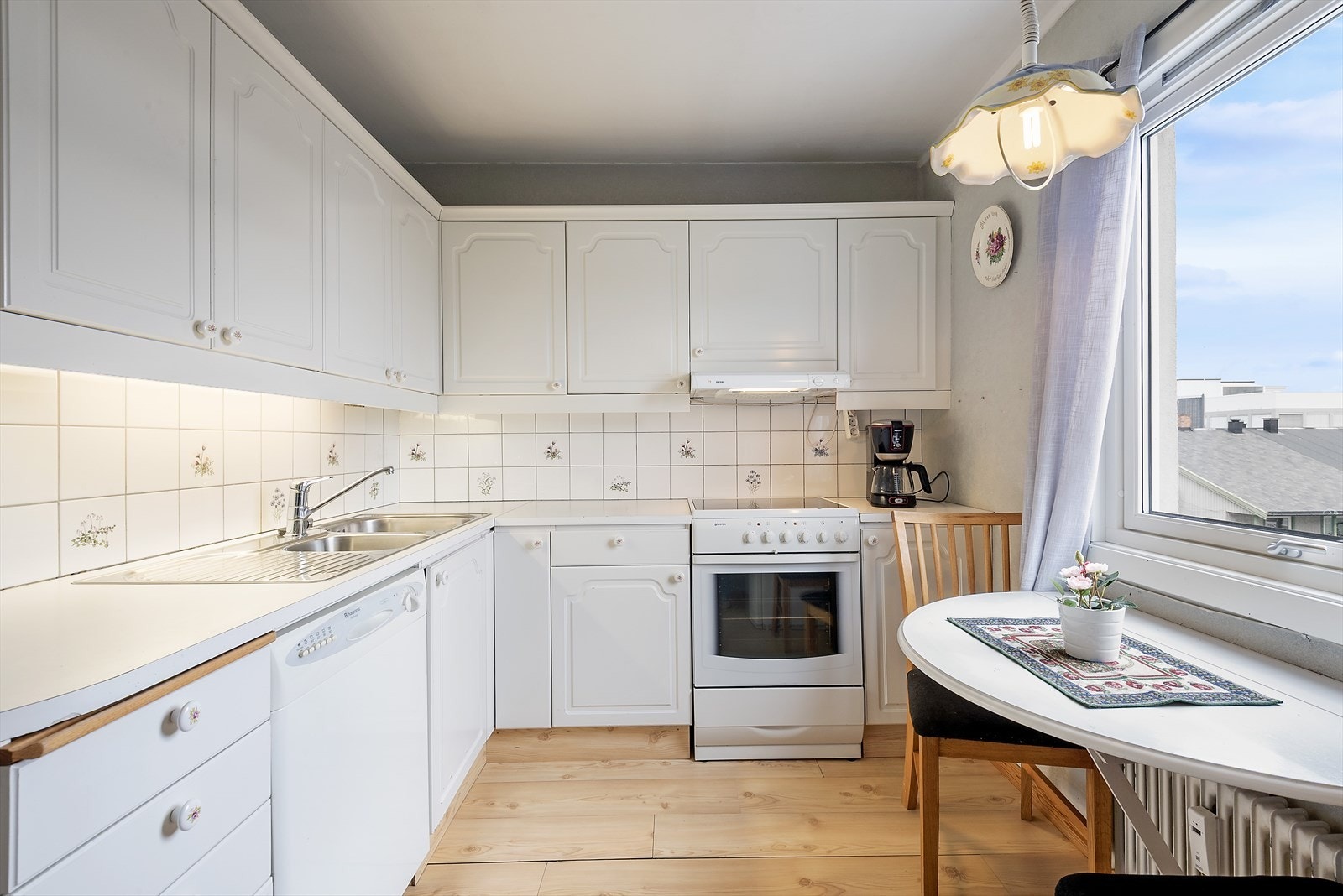 Kjøkken med lys innredning. Galleribilde