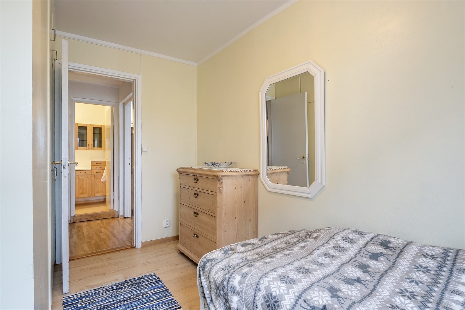 Soverom med plass til seng og kommode. Galleribilde
