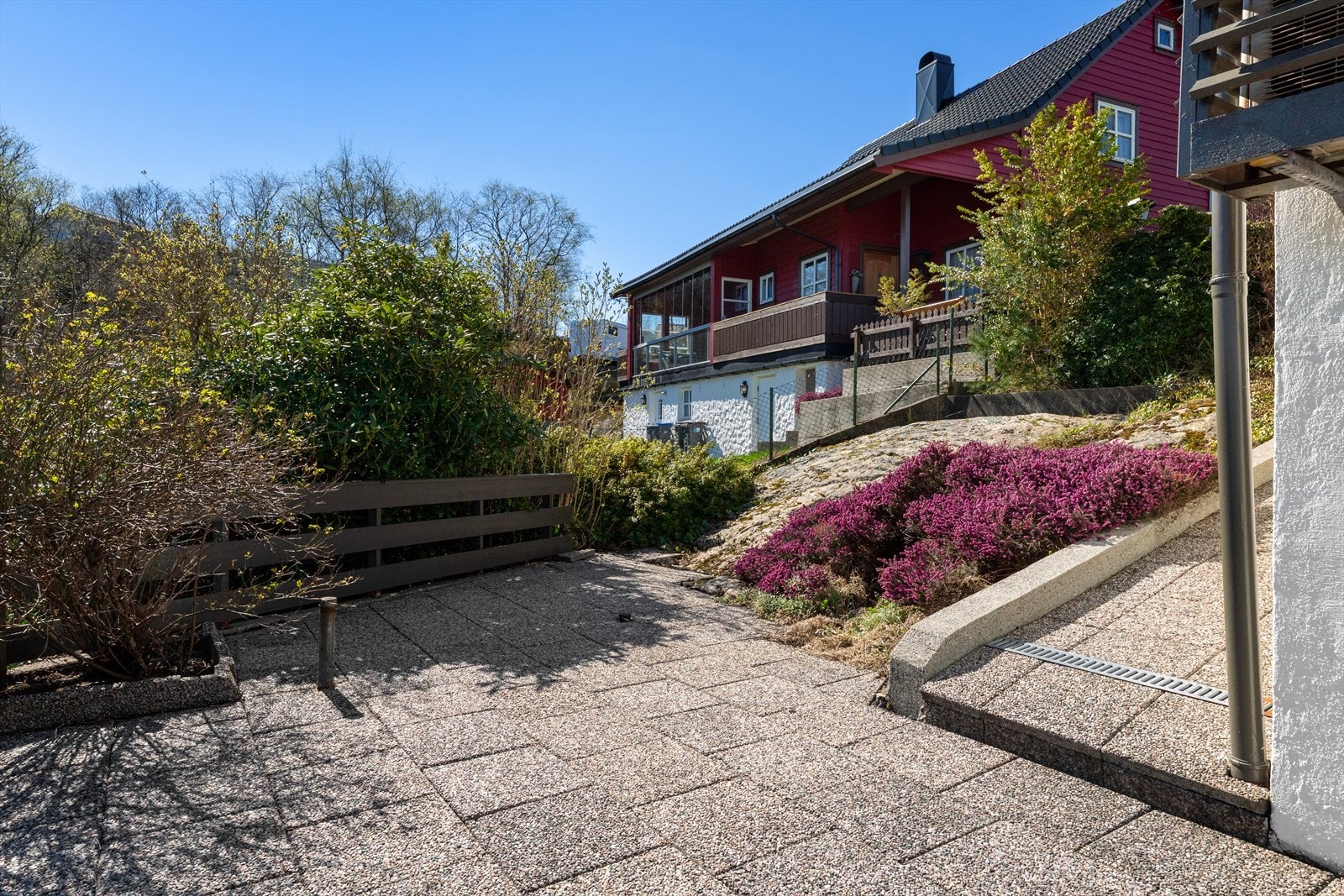 - Tomten er fint opparbeidet med steinheller, berg og beplantning m.m. - Galleribilde