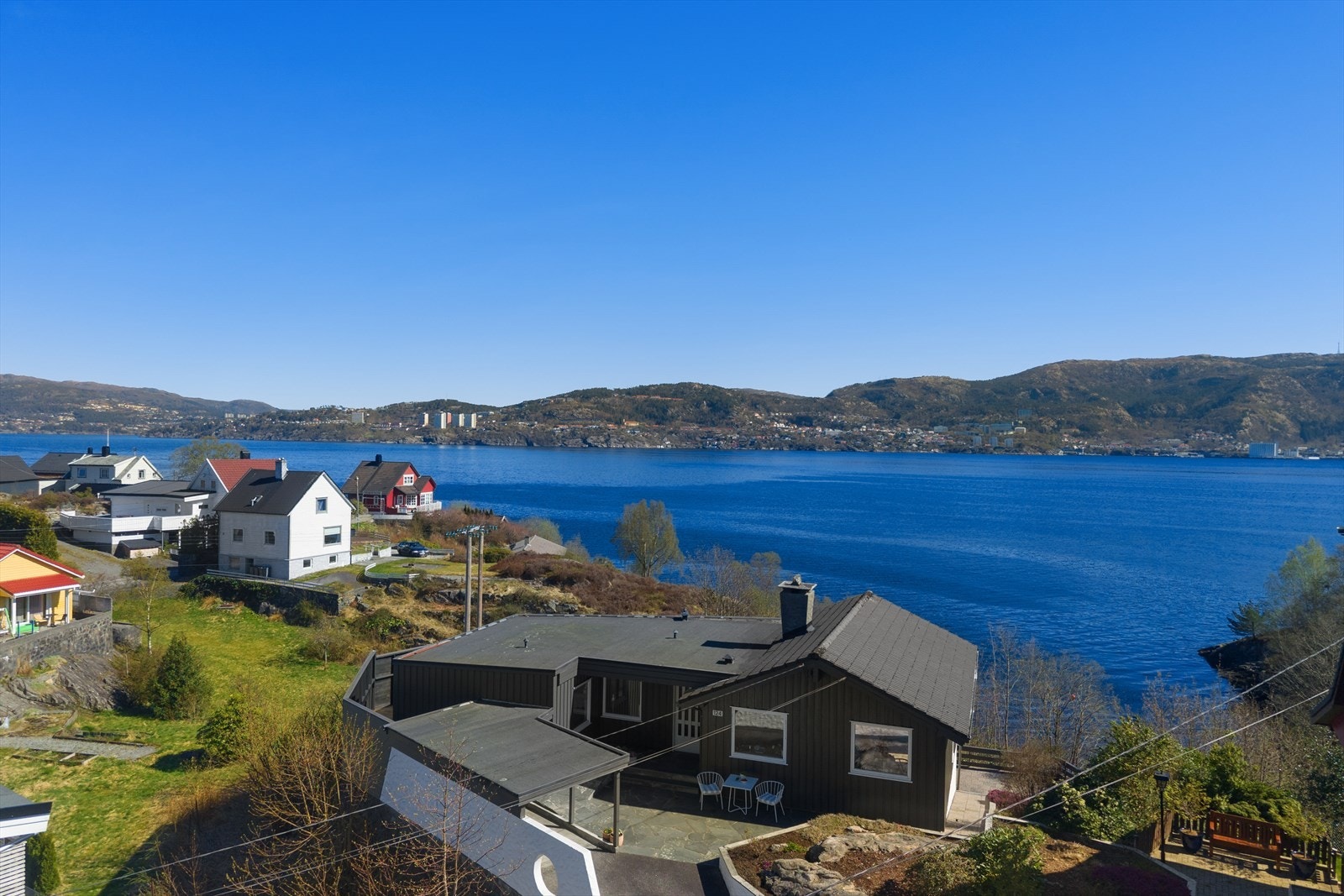 Boligen ligger til i rolige og barnevennlige omgivelser på Florvåg på Askøy. Galleribilde