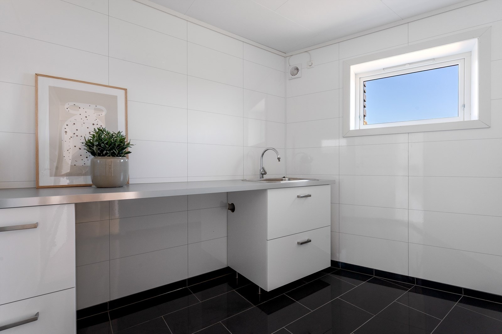 - Vaskerom på ca. 5,5 m², oppgradert i 2018 (opprinnelig byggemeldt som bod iht. byggetegninger) - Galleribilde
