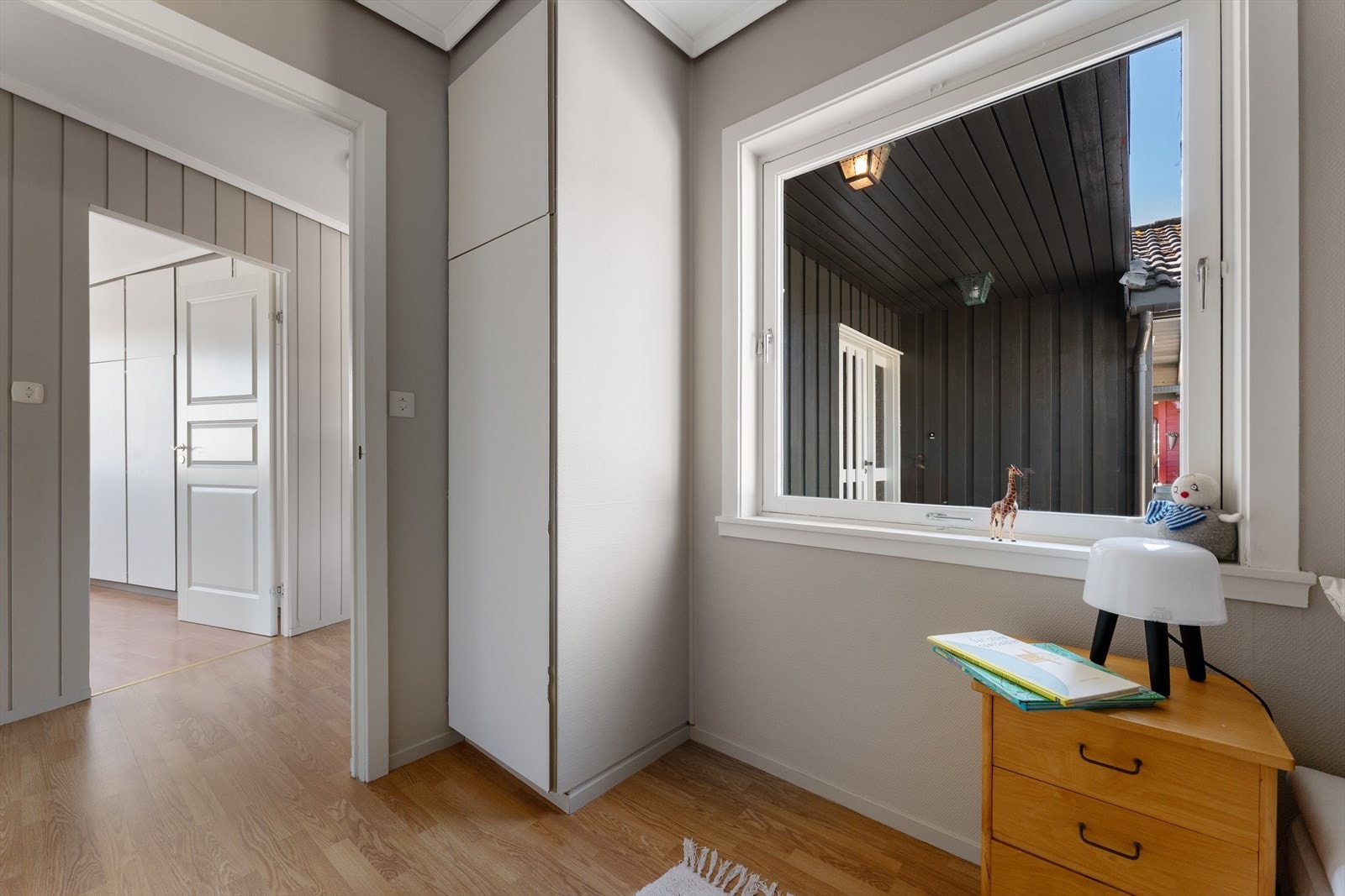 - Også her er det en plassbygd oppbevaringsløsning - Galleribilde