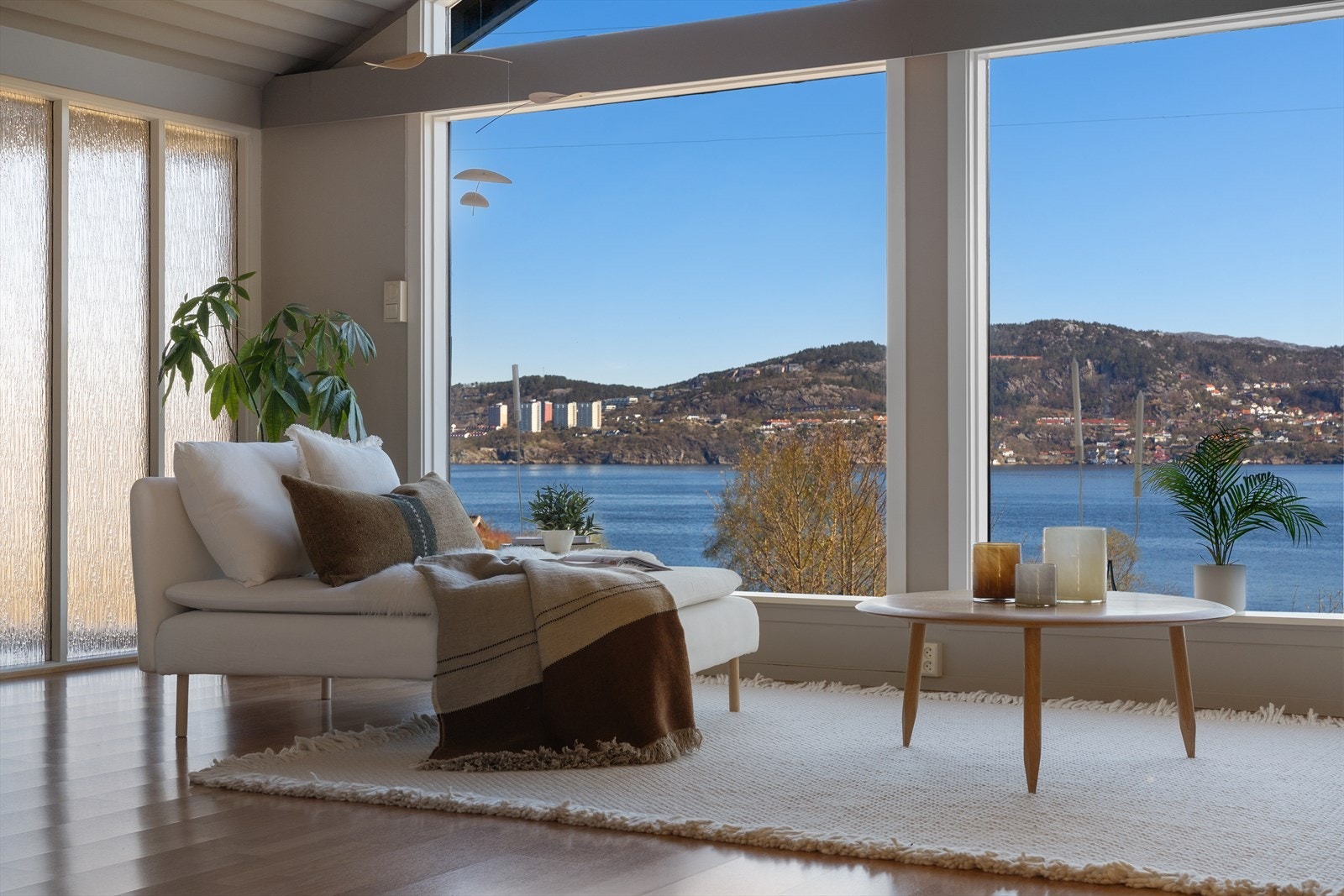 - Nyt vakker utsikt mot Bergen og innseilingen - Galleribilde