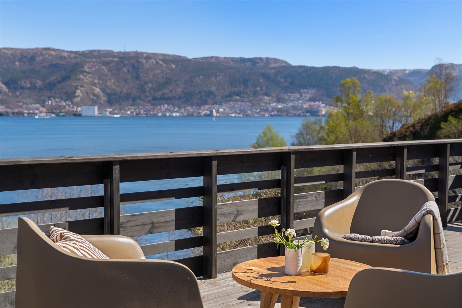- Terrassen strekker seg utover et areal på ca. 49 m² - Galleribilde