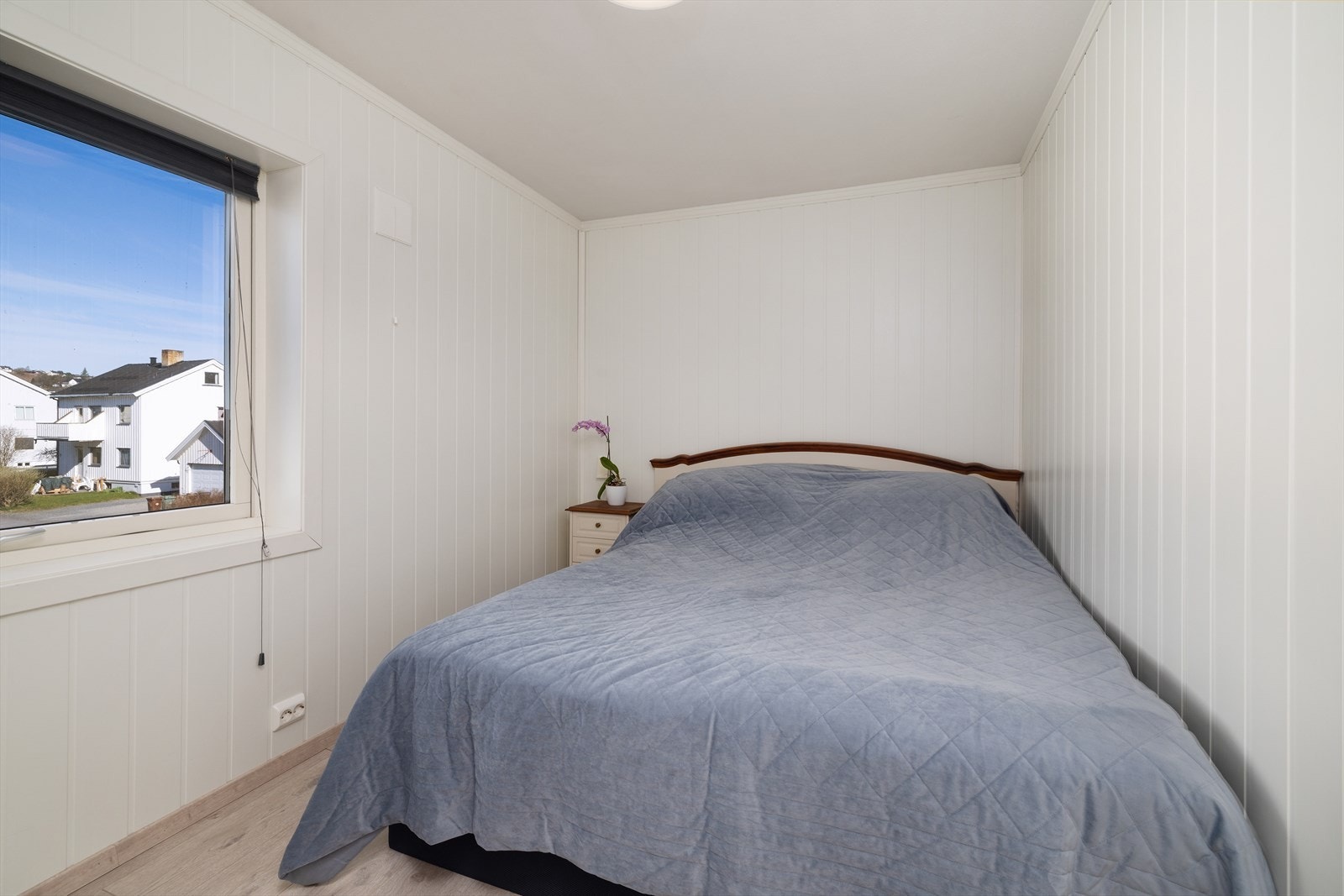 Soverommet ble modernisert i ca. 2020 og har vegger med panelplater og laminat på gulv. Galleribilde